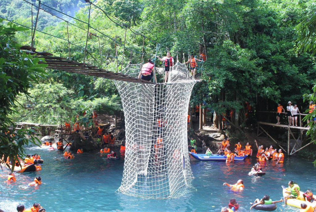 Khu vui chơi thể thao dưới nước ở suối nước Moọc thu hút du khách 